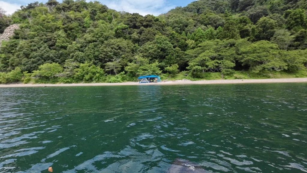 琵琶湖の海津大崎弁天浜の沖30-50ｍラインのバス釣りポイントで岸側