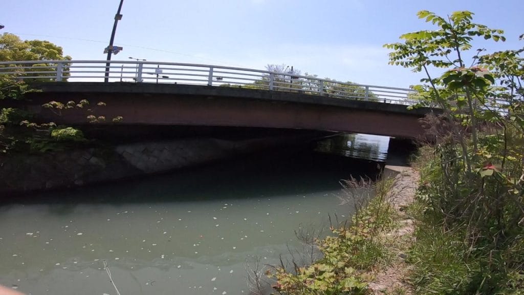 琵琶湖の相撲エリアの突堤手前の橋下のバス釣りポイントの橋