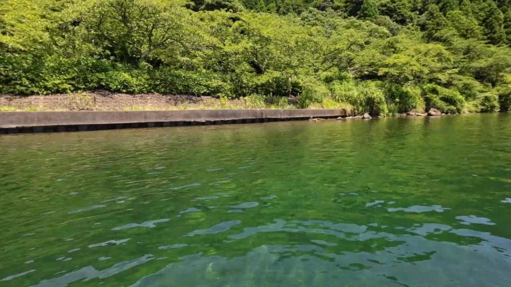琵琶湖の海津ワンドのバス釣りポイントの護岸沖20-50ｍで岸側
