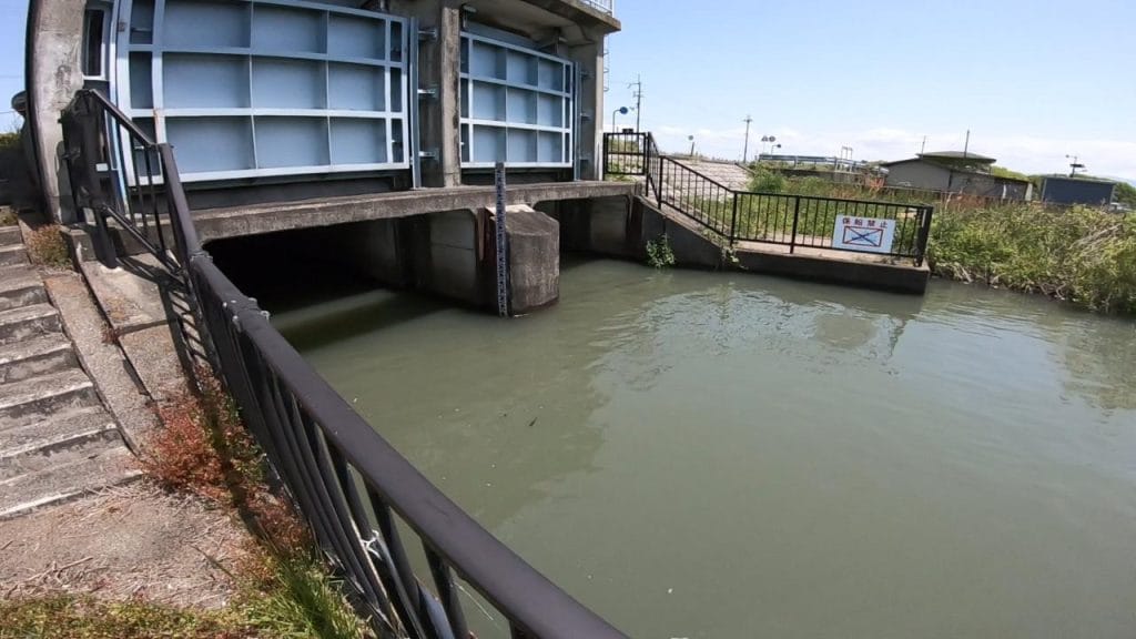 琵琶湖の相撲エリアのバス釣りポイントの水門