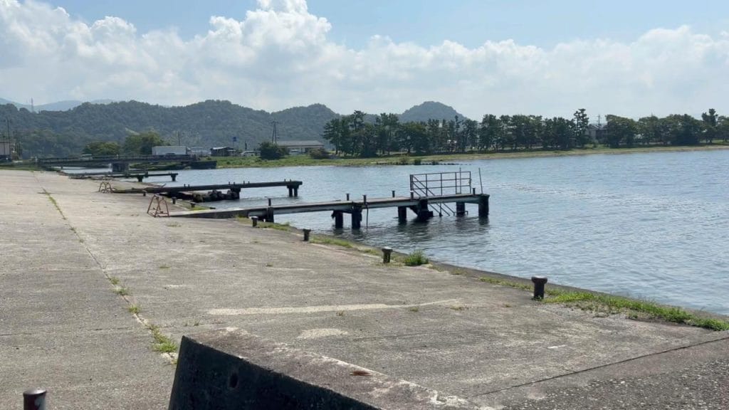 琵琶湖の彦根旧プリンスホテル前周辺のバス釣りのポイントの川側