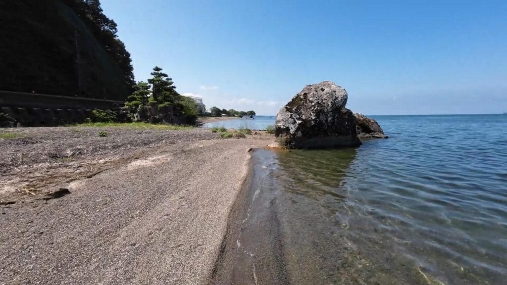 彦根旧プリンスホテル前周辺の烏帽子岩のバス釣りのポイントの南側