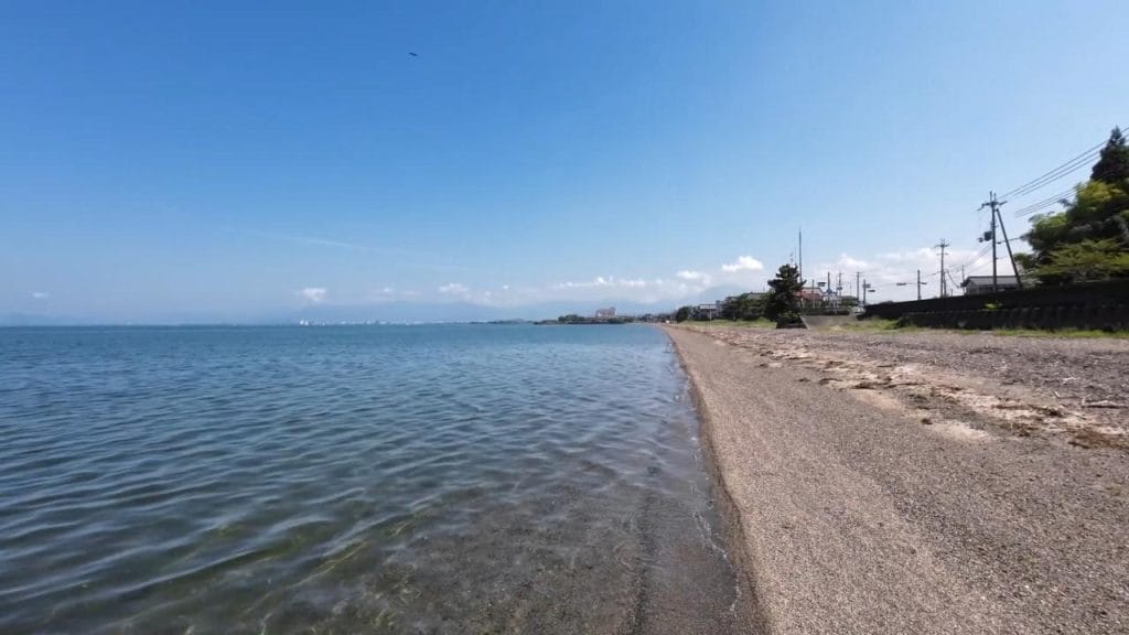 彦根旧プリンスホテル前周辺の烏帽子岩のバス釣りのポイントの北側