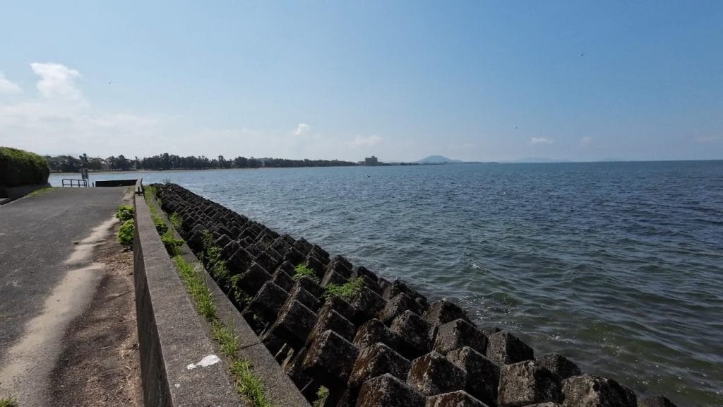 彦根旧プリンスホテル前南のバス釣りポイントの足場の悪い場所のテトラ帯の南