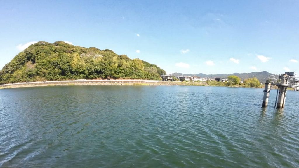 南郷洗堰のバス釣りポイント①の対岸